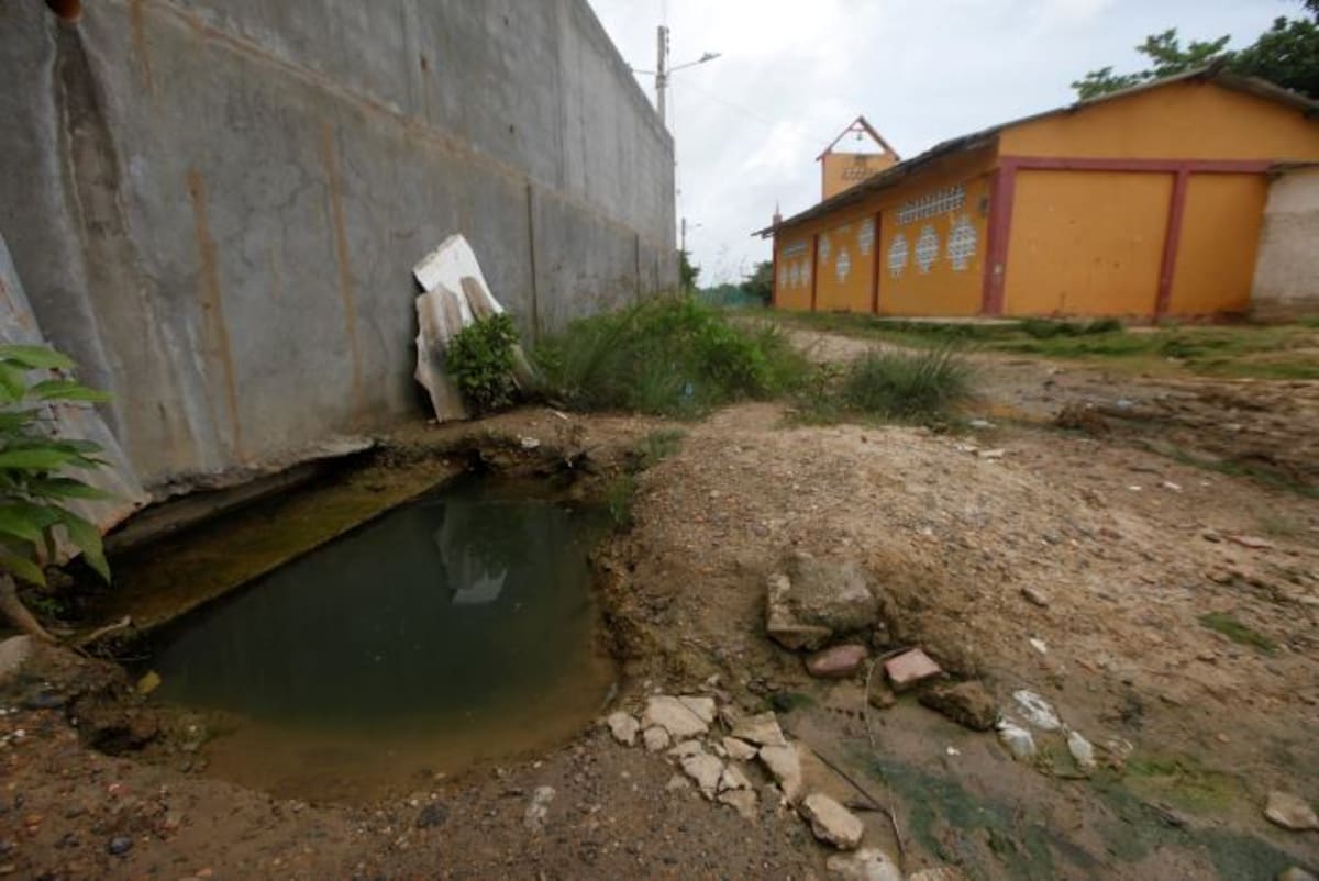 Detrás del centro de salud de Arroyo de las Canoas hay agua estancada en un hueco y en la calle. Aroldo Mestre/ El Universal.