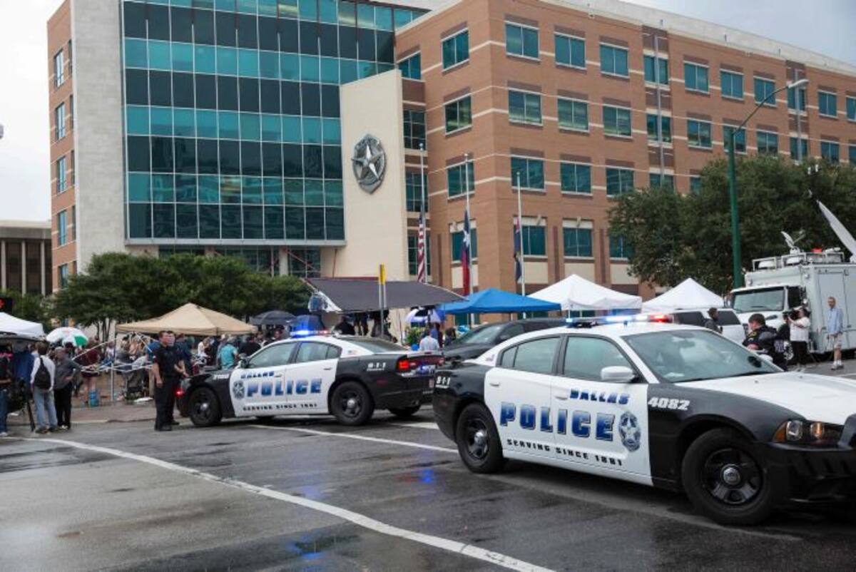 El Departamento señaló a través de Twitter que realizó una búsqueda en el estacionamiento con agentes y canes entrenados para garantizar que un sospechoso no estuviera en el lugar. //AFP LAURA BUCKMAN.