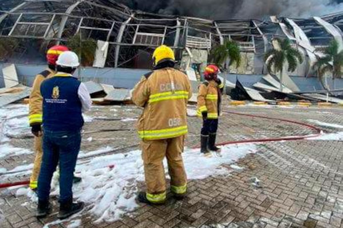 Bomberos controlan incendio en bodega de Contecar: no hay víctimas