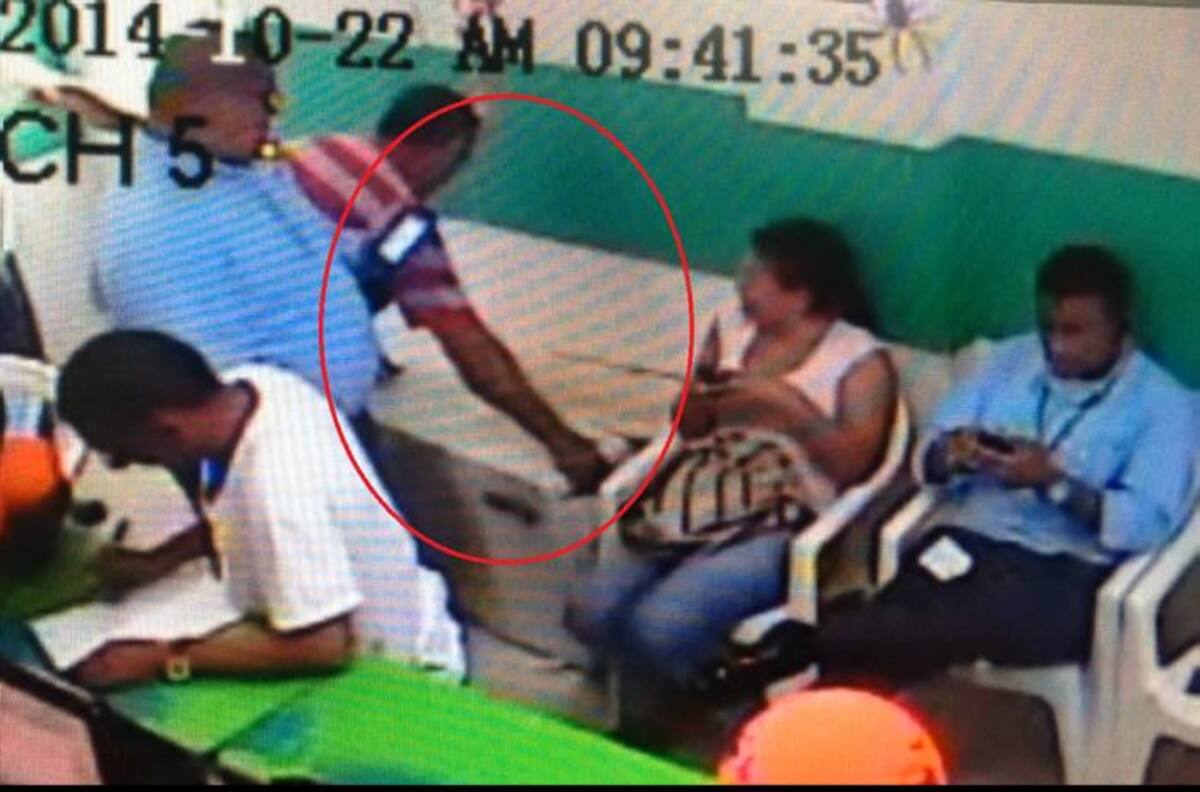 El hombre llevó sin problemas dos grandes cajas de las oficinas de Marsol en El Cabrero. Imagen video proporcionado por la administración de Marsol.