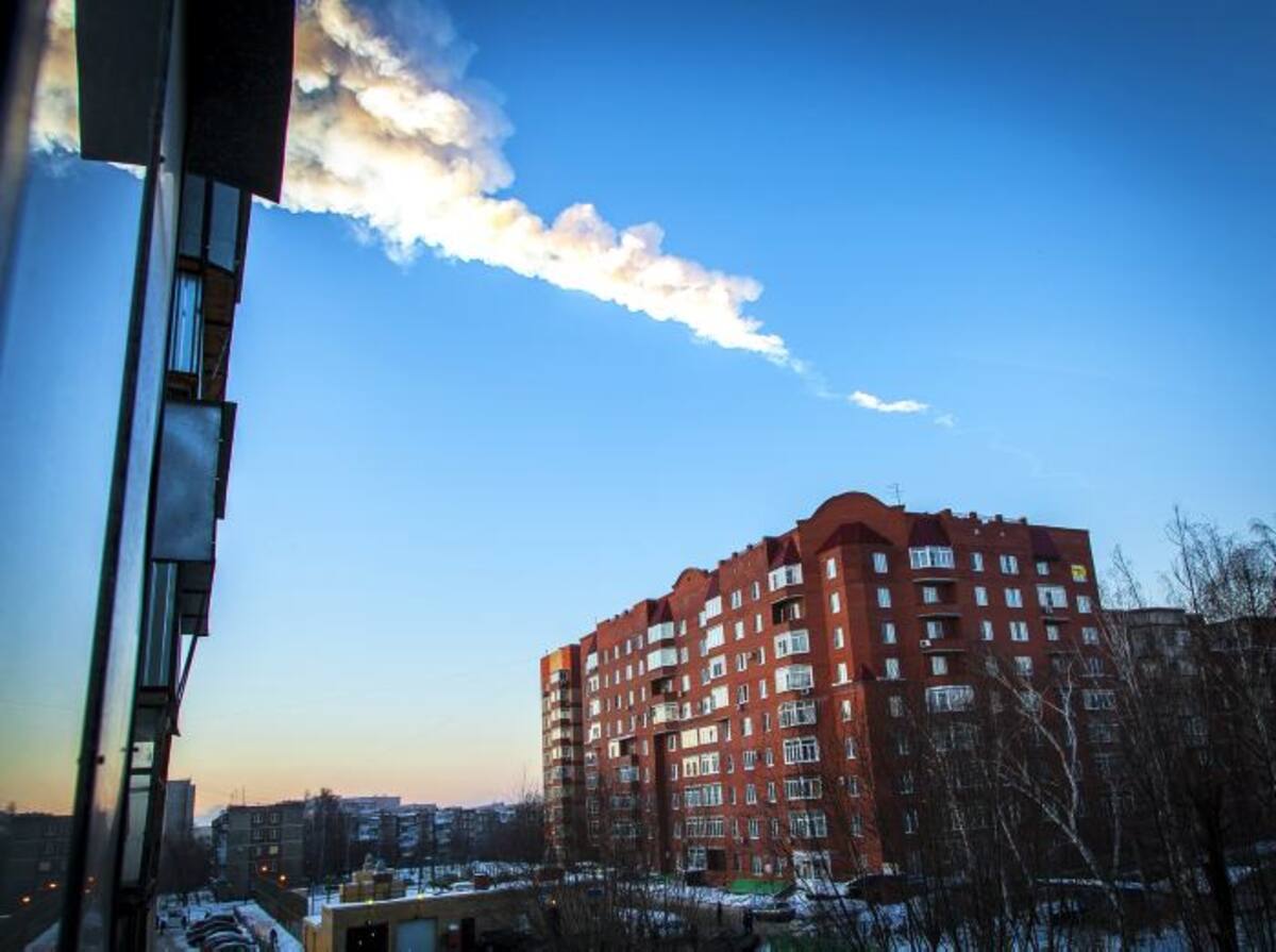 la trayectoria del meteorito ruso iba de norte a sur, mientras que la del asteroide de esta noche es al revés, de sur a norte. AFP OLEG KARGOPOLOV