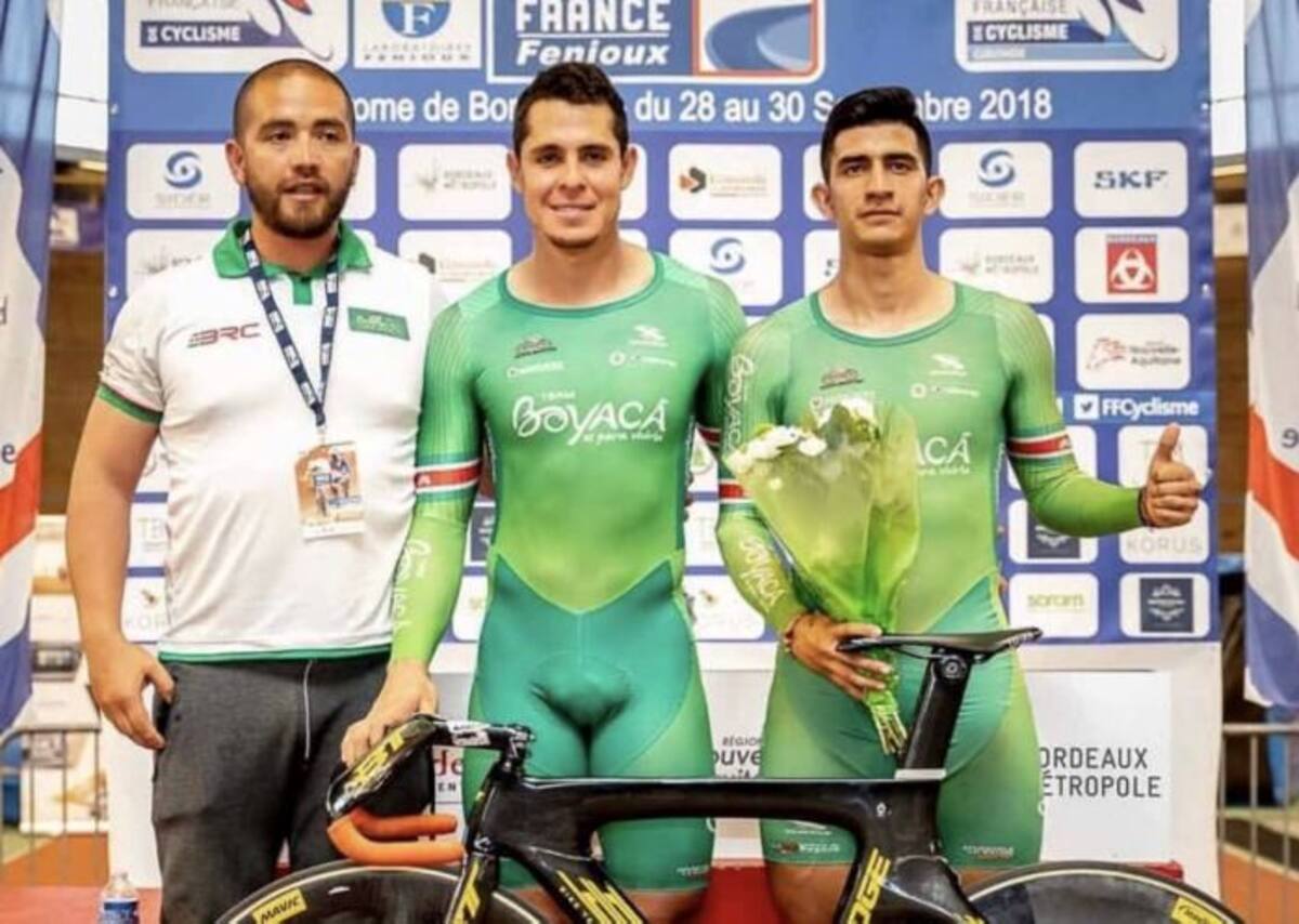 Anderson Parra Cortez (centro) con su entrenador William Niño y el ciclista bogotano Diego Andrés Peña. Cortesía