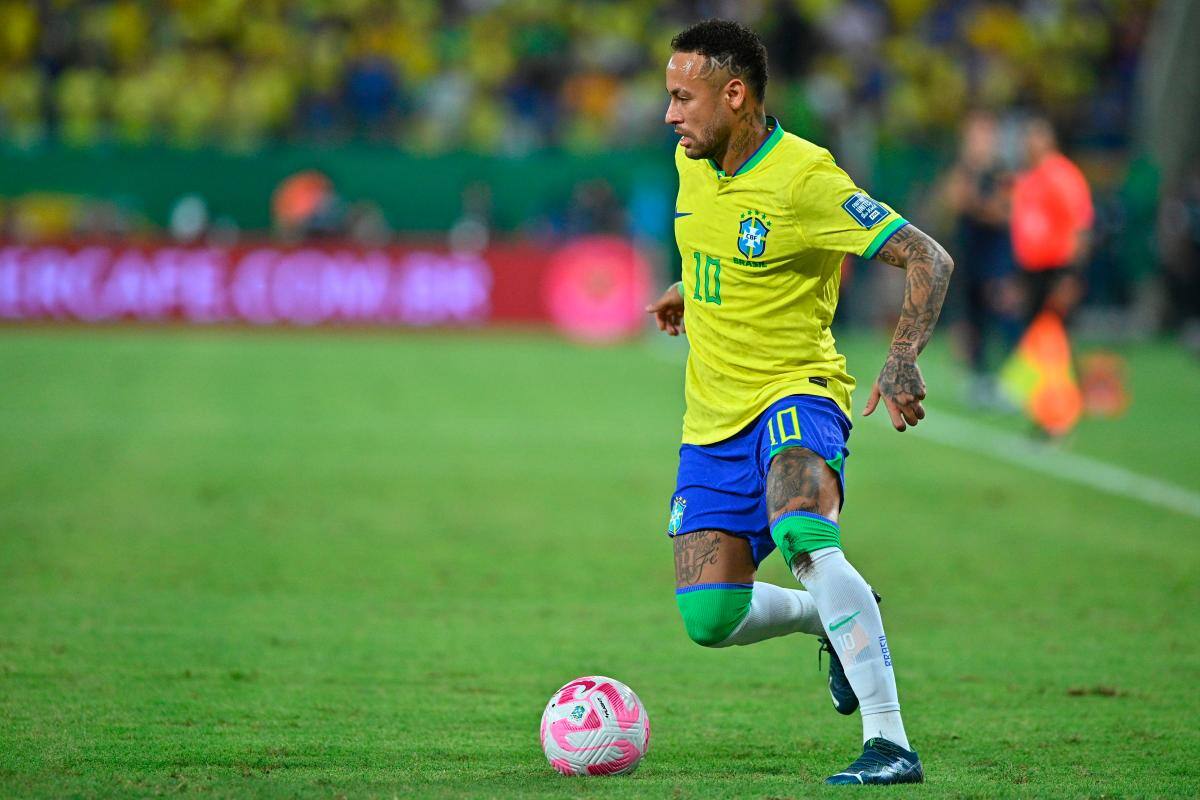 Video: la molestia de Neymar después de ser agredido por un hincha