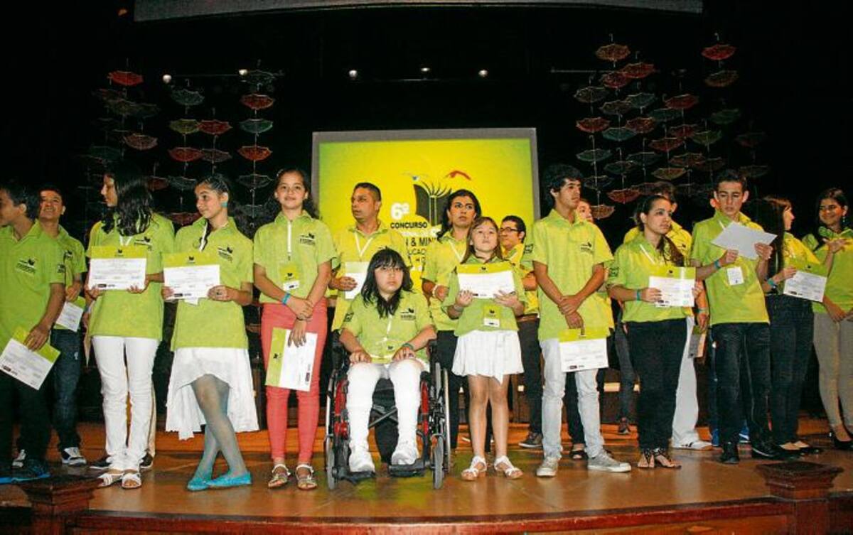 Entrega de premios a niños ganadores en el Teatro Adolfo Mejía Dagoberto Cabarcas