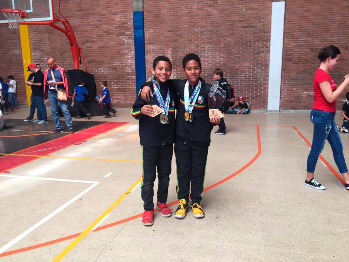 Los hermanos Jaime Andrés, izquierda y Jaime Alfonso Olivares, figuras del quinteto Gimnasio Cartagena.//cortesía