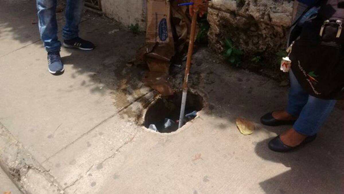 Estas fueron algunas de las tapas de alcantarillas y tapas de concreto que encontró la Secretaría de Infraestructura en mal estado durante un recorrido por el Centro. Cortesía