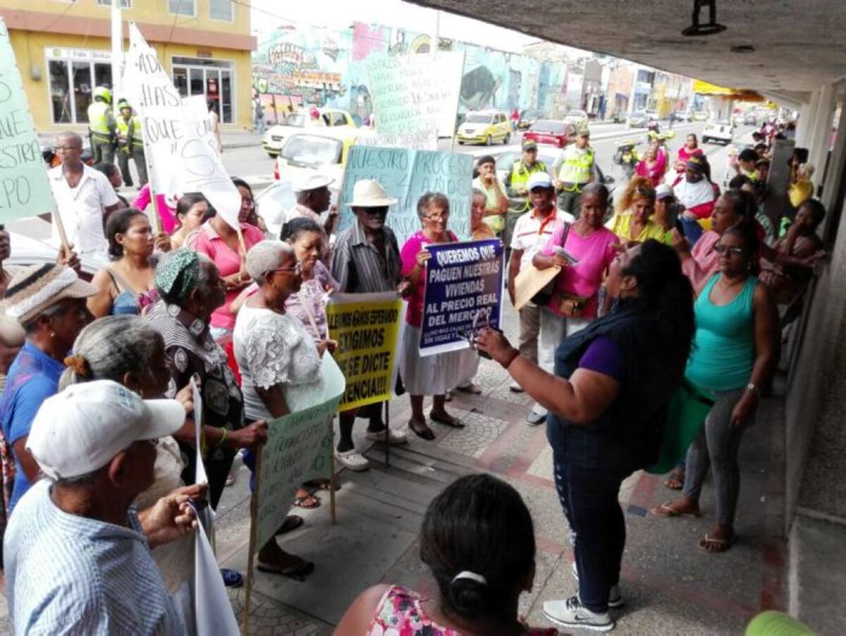 Con un plantón los damnificados exigieron al Juzgado 13 Administrativo de Cartagena que emita sentencia sobre una demanda instaurada contra el Distrito de Cartagena. Foto: Cortesía