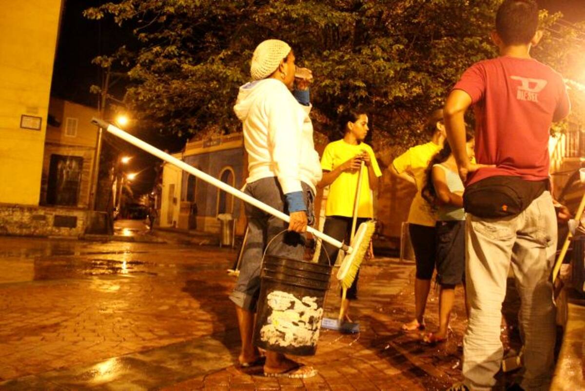 En menos de una hora, los gestores de la campaña dejaron relucientes los alrededores del templo y el resto del principal punto de esparcimiento del barrio Getsemaní. NAYIB GAVIRIA AMADOR - EL UNIVERSAL