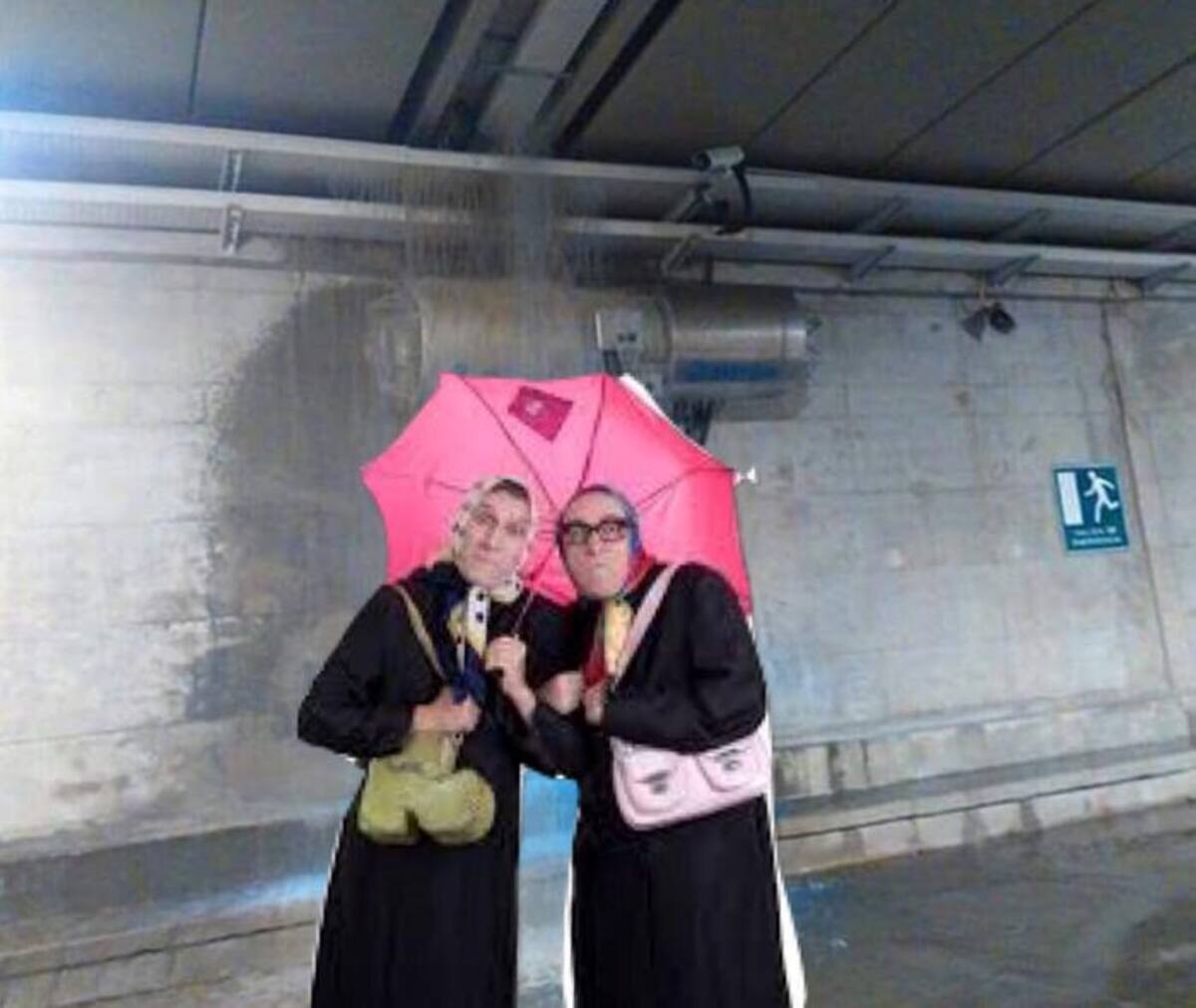 A Tola y Maruja las salvó la sombrilla.