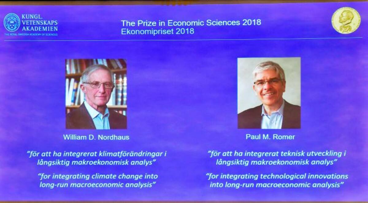 Panel con los ganadores del Nobel de Economía, los estadounidenses William Nordhaus y Paul Romer galardonados por sus aportaciones en torno al crecimiento sostenible y el clima. EFE HENRIK MONTGOMERY