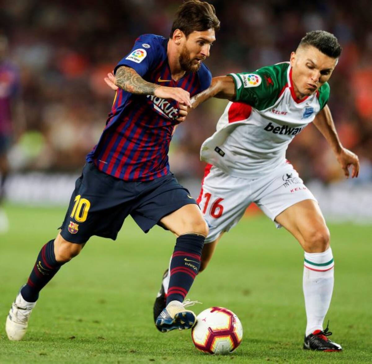 Lionel Messi y el colombiano Daniel Torres en un mano a mano. EFE Alejandro García