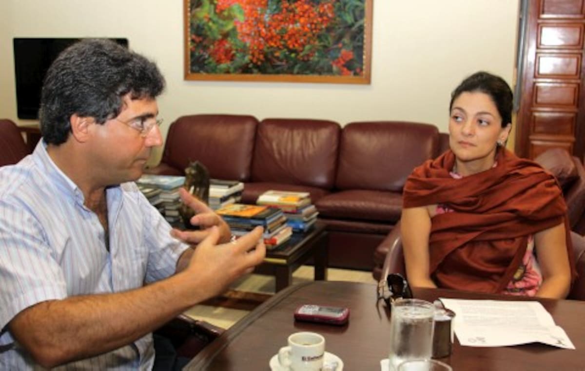 Mónica Fadul, directora de Fenalco, y Carlos Gedeón Juan, empresario, denunciaron los inconvenientes con la prestación del servicio de registro de automotores en el Tránsito de Turbaco.