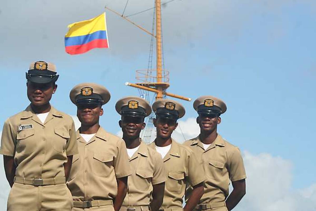 El grupo de afrocolombianos se siente orgullosos de recibir su grado como tenientes de corbeta de la Armada Nacional, de izquierda a derecha, Yirletza Rodríguez Murillo, Edwin Benitez Bedoya, Jhon Freddy Murillo Mosquera, Luis Enrique Vergara Ariaga y Jhon Bairon Restrepo Valoyes Cortesía
