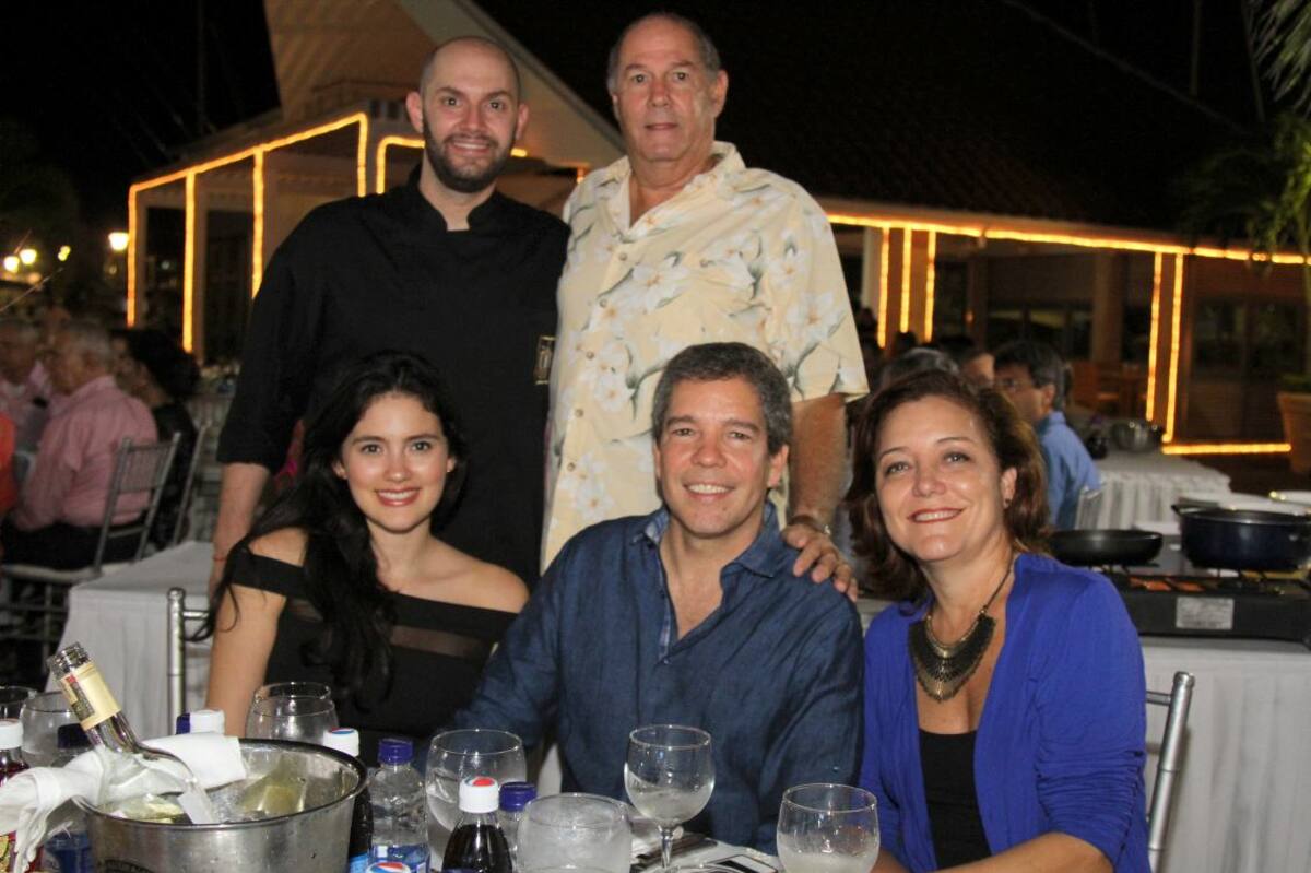 De pie: el chef Nicolás De Zubiría y Álvaro De Zubiría; sentados: Claudia Olmos, Alberto Cepeda y María Eugenia Betancourt. MARUJA PARRA