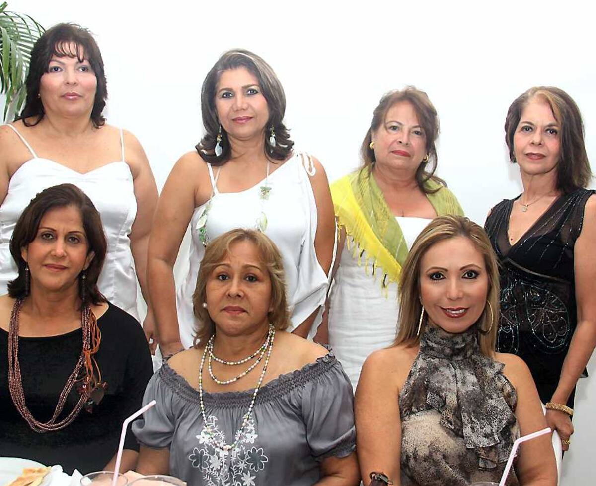 De pie: Muriel de Ballestas, Lucero Be-tancour, Mary de Lemaitre y María Teresa Vélez; sentadas: Miriam de Gutiérrez, Ruby de Abiad y Yamiri Vargas de Schamún.