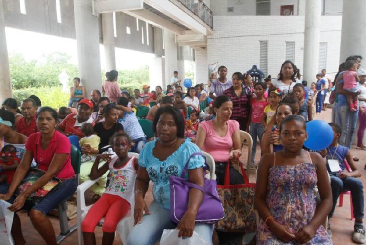 Padres de familia de diferentes municipios llevaron a sus hijos a la Fundación Juan Felipe Gómez Escobar para que fueran valorados por los médicos de la Fundación Cardioinfantil. JULIO CASTAÑO-EL UNIVERSAL