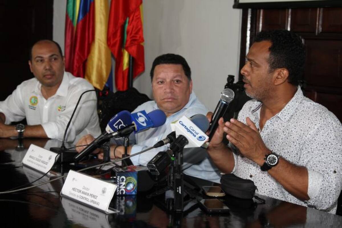 Leopoldo Villadiego, secretario de Planeación; Manolo Duque, alcalde; y Héctor Anaya, director de Control Urbano. Kailline Giraldo