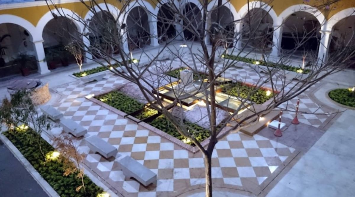 Así luce la iluminación del patio central del Claustro de La Merced. FOTO: @UNI_CARTAGENA
