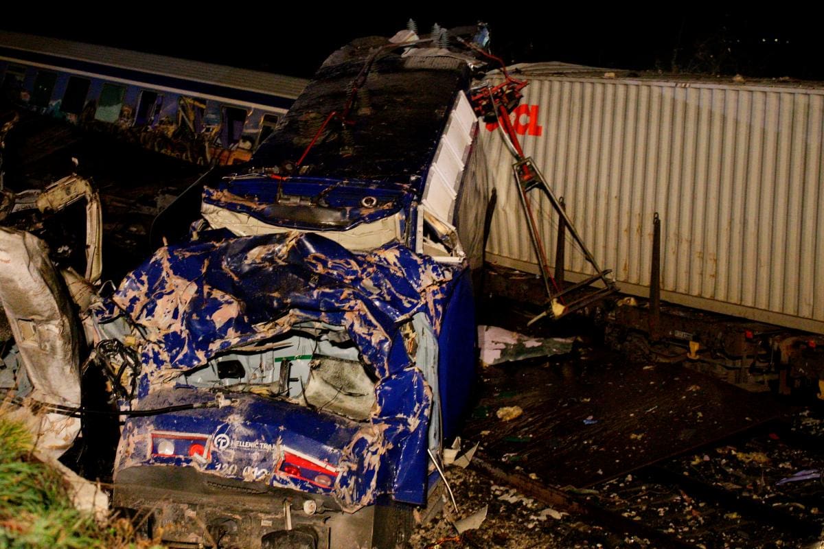 Otro plano de vagón de tren destruido después del fuerte choque.