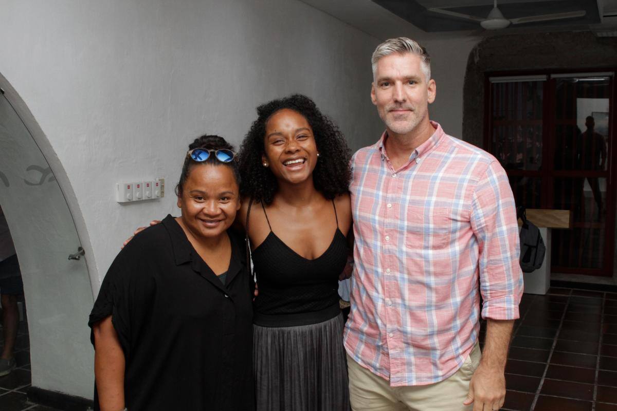 Tanja Samake, Naomi Samake y Greg Labrosse.