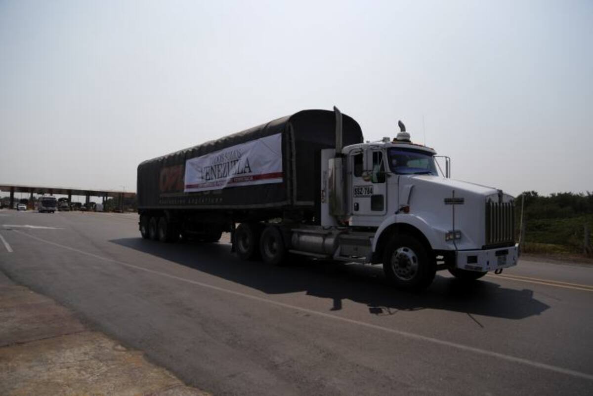 Una primera tractomula con 30 toneladas esperaba la autorización de la Guardia Nacional Bolivariana para pasar. Mario Fernando Franco - Colprensa