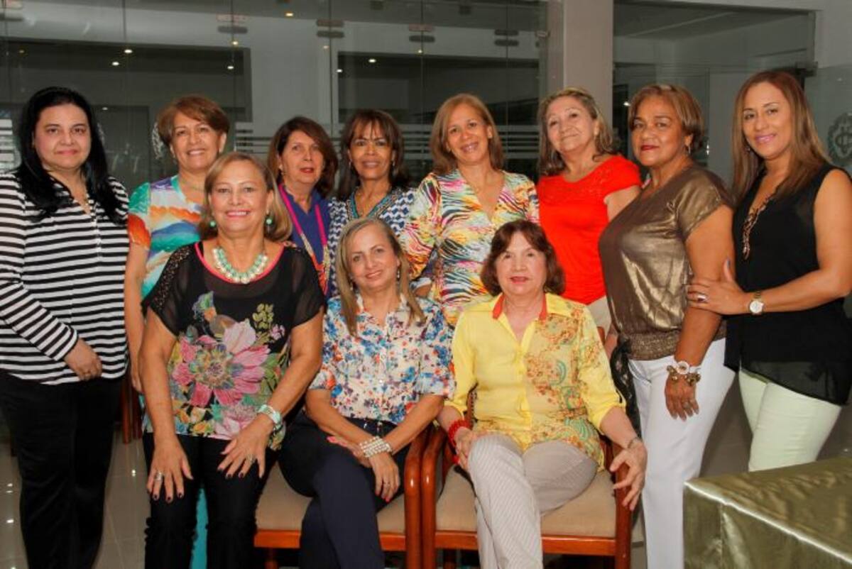 De pie: Ledy Vitola, Estella González, Yadira Villalba, Betty Briñez, Delfida Ortiz, Carmen Yepes, Alba Lara y María Elena Díaz; sentadas: Nubia Garcúa, Delcy Gil e Iluminada Arroyo. MARUJA PARRA
