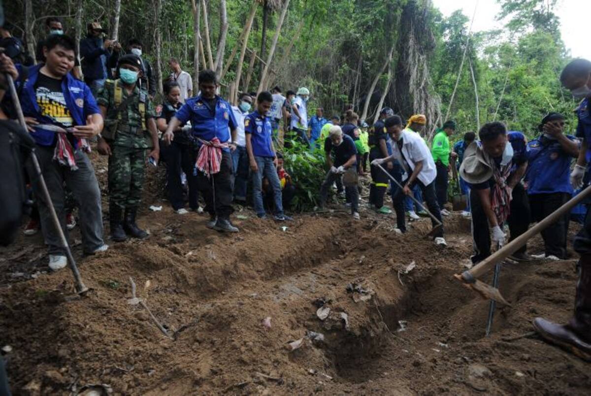 Los primeros cuerpos encontrados en un campamento en Tailandia. AFP MADAREE TOHLALA