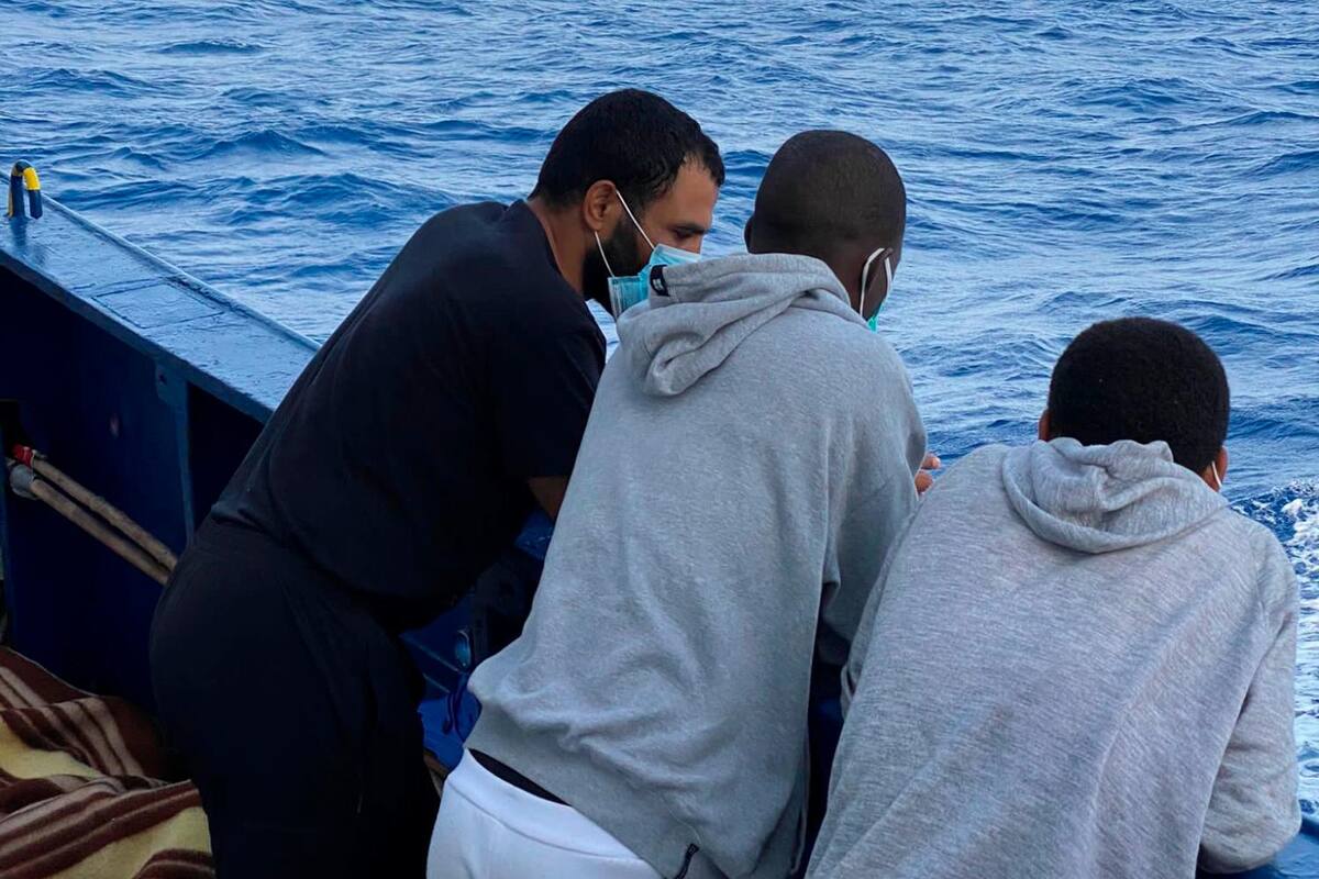 Más de 400 migrantes rescatados por el Aita Mari y MSF esperan un puerto