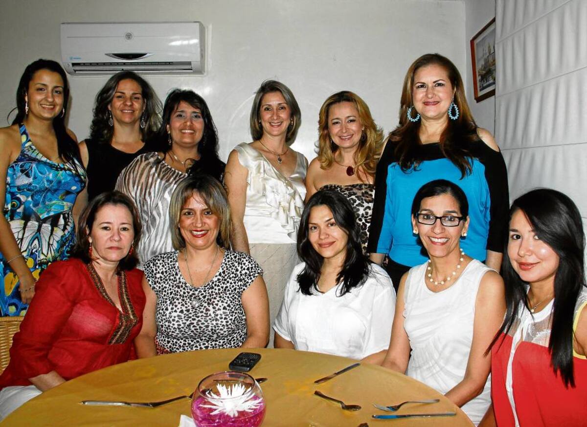 De pie: Susana Numa, Irene Gutiérrez, María Angélica Ospino; la cumplimentada María Carlota Gutiérrez De Piñeres, Sandra Whittingham, Verónica de Schamún; sentadas: María Dolores Llórente, Ileana Vélez, Miralba Celedón, Saya Maciá e Idaluz Mercado. Zenia Valdelamar/El Universal/