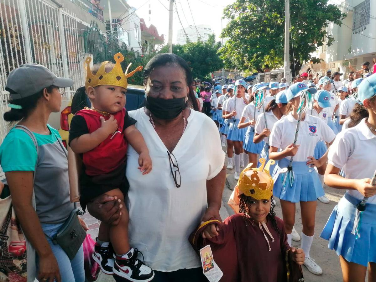 Niños y niñas vestidos de ángeles, reyes y de la Virgen acompañaron la procesión en Blas de Lezo. //ÓSCAR DÍAZ EL UNIVERSAL