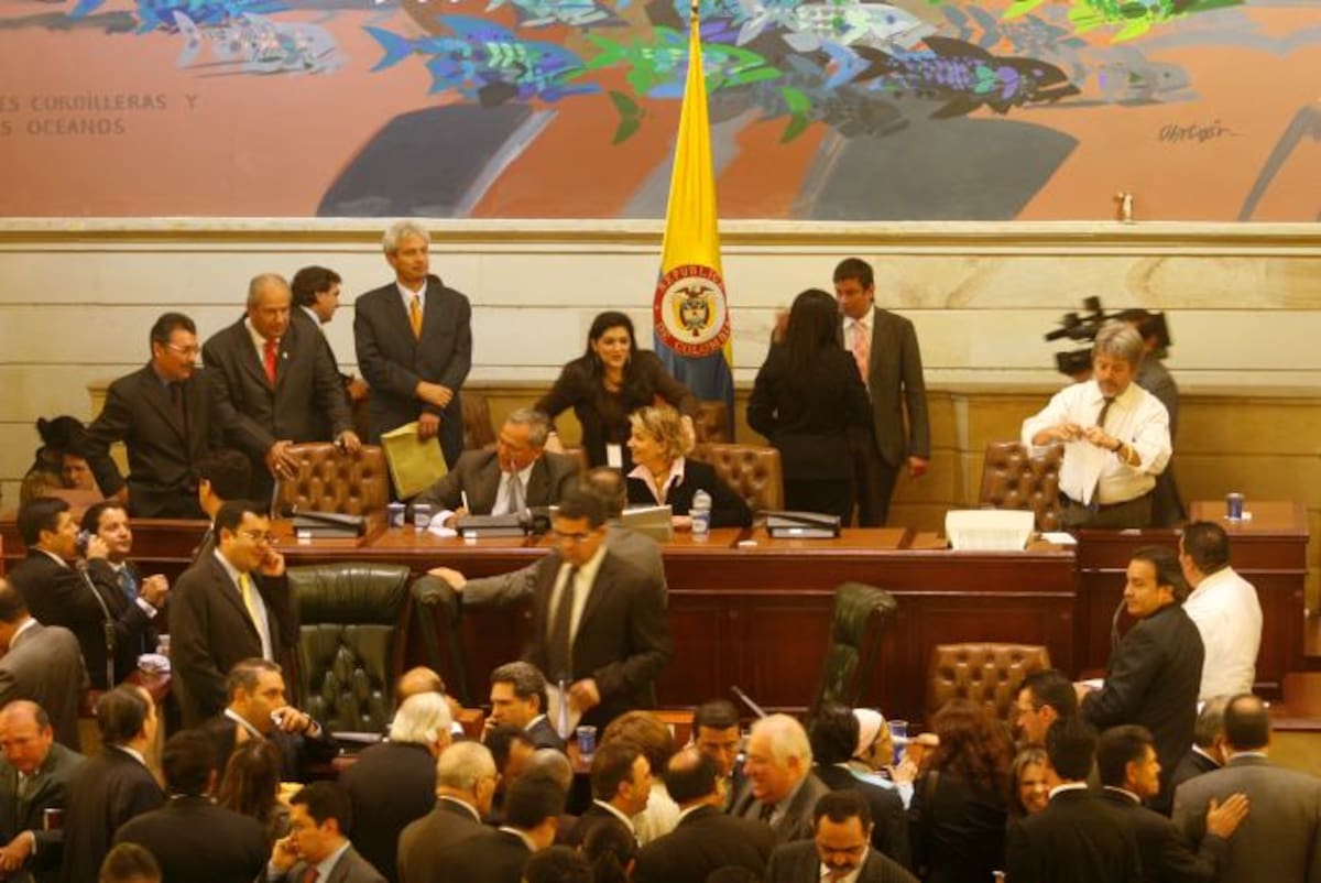 La ley prohíbe la doble militancia, que consiste en pertenecer simultáneamente a más de un “partido o movimiento político”. COLPRENSA