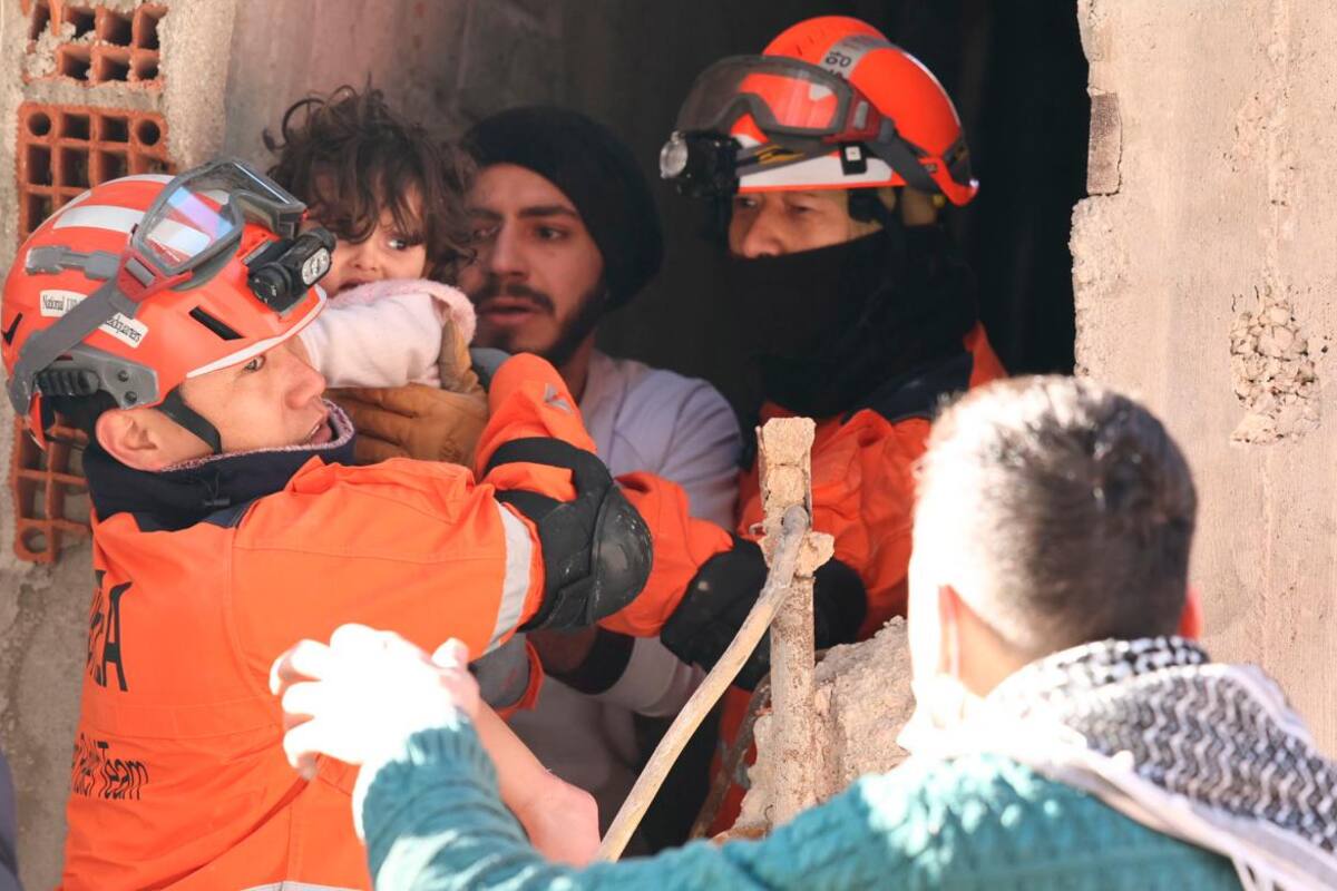 Fotos: rescatistas, héroes que se echan al hombro la desgracia de Turquía