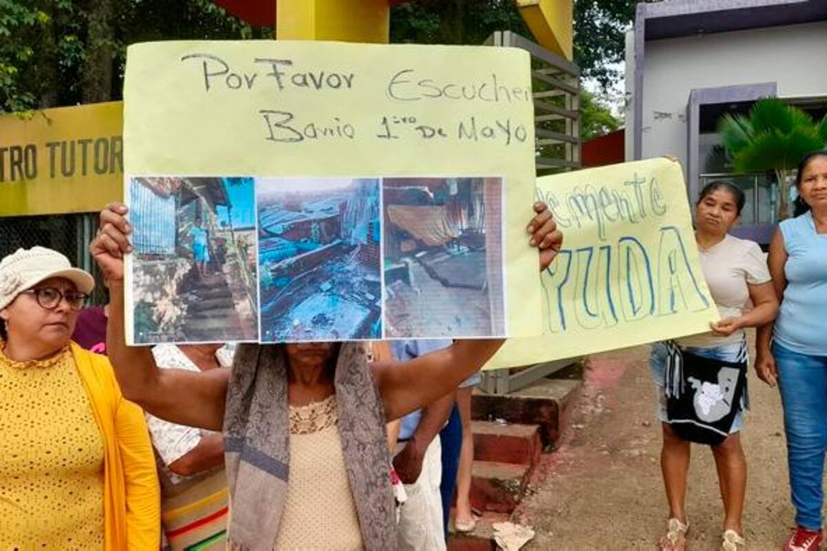 “Se nos están cayendo las casas”: protesta en El Carmen de Bolívar