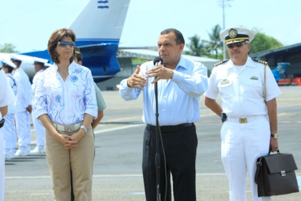 El presidente Lobo fue recibido por la canciller María Ángela Holguín. JULIO CASTAÑO - EL UNIVERSAL