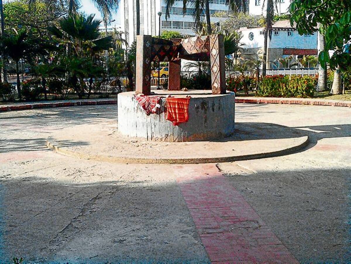 Esta escultura llamada ‘El Triángulo’ se encuentra frente al Hotel Caribe desde el año 1998.