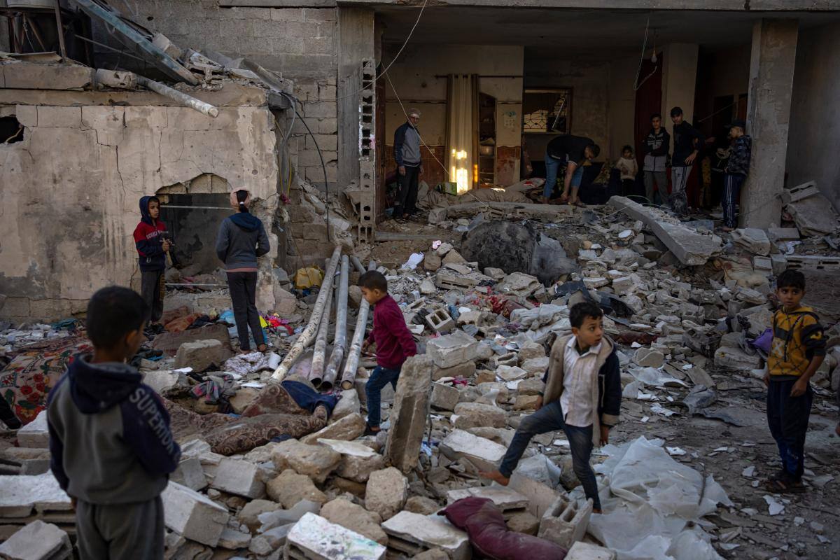 Israel ataca varios puntos de Gaza y dice que ha matado a decenas de milicianos