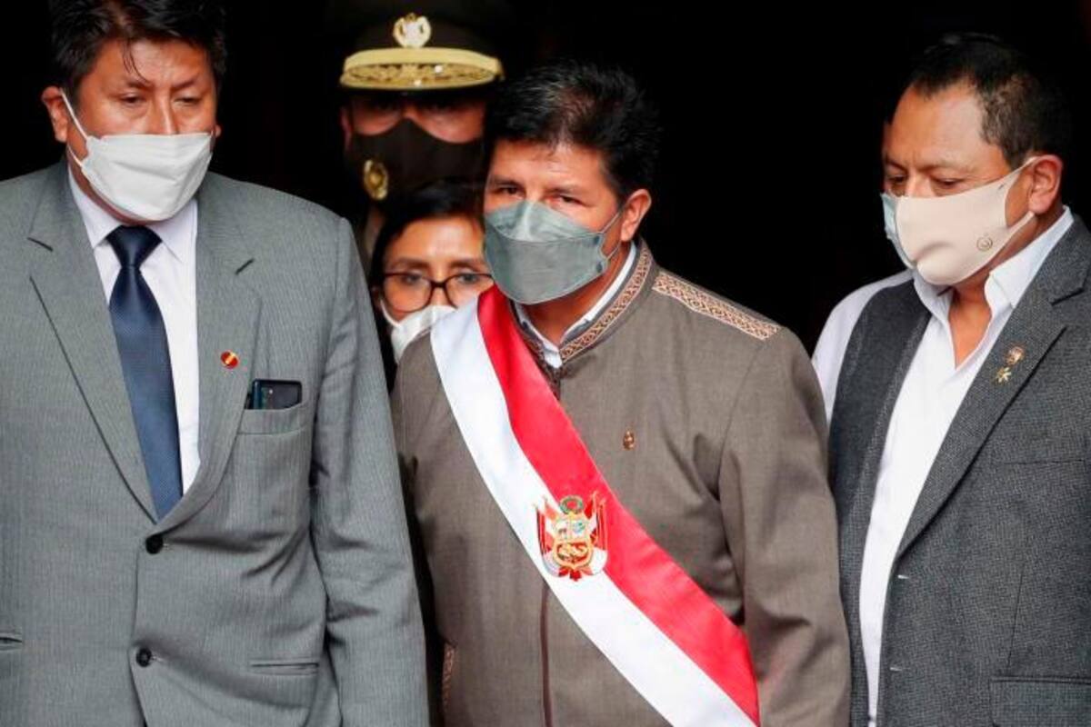 Presidente de Perú se consolida al superar moción de censura