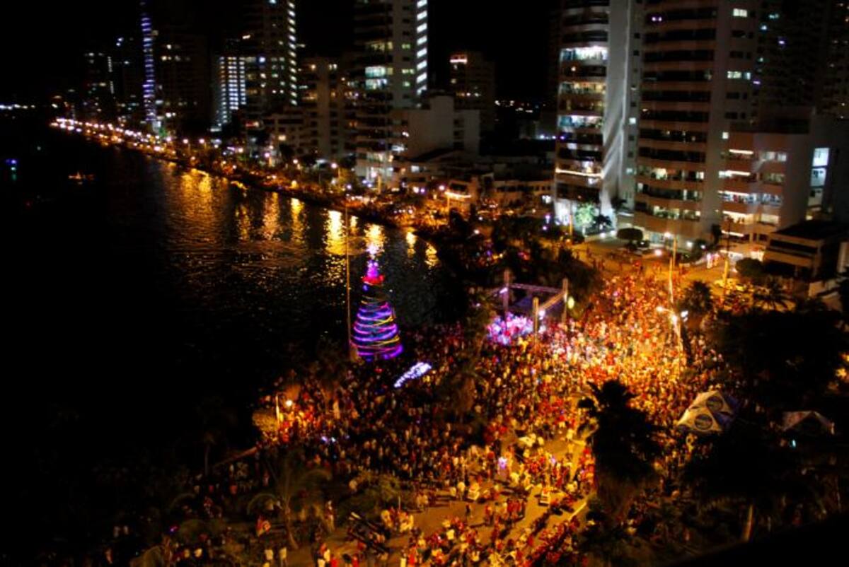 Por agua, en la Bahía Interna de Cartagena, y por tierra, en el Paseo Peatonal de Bocagrande y Castillo, se realiza este año la XII versión de Navidad Mar Adentro.