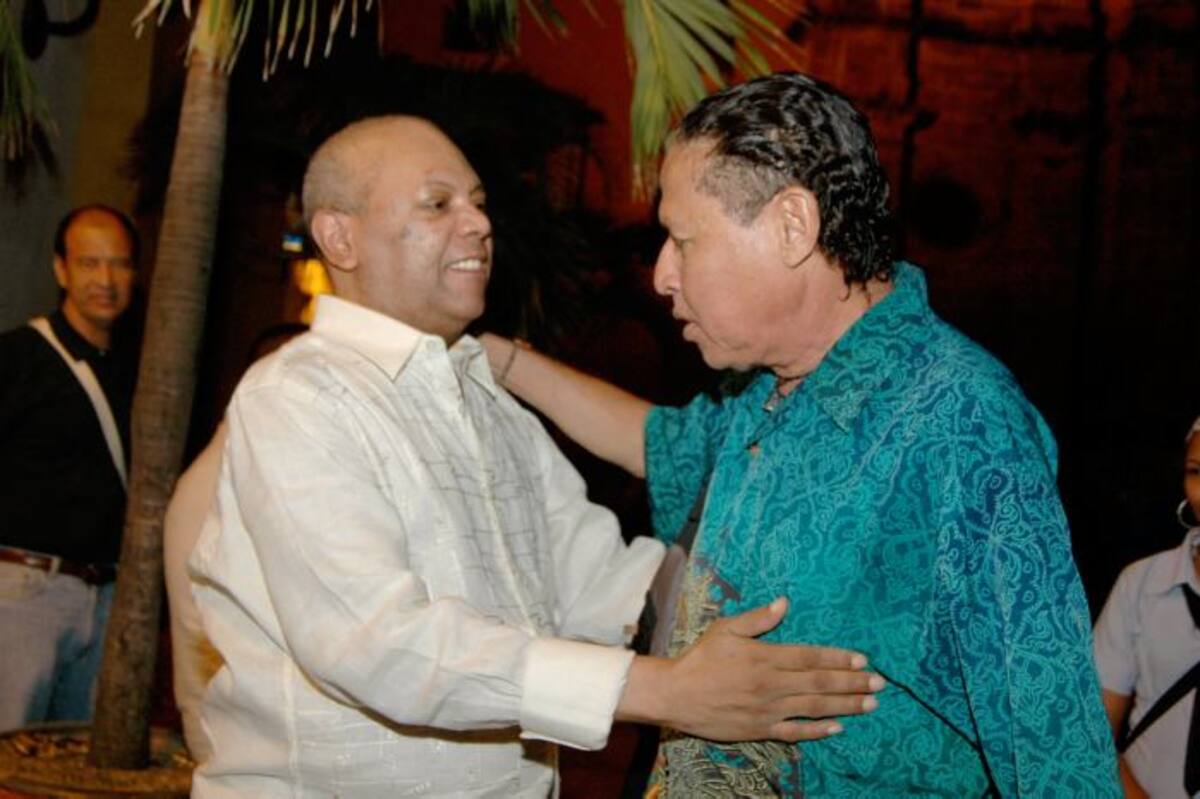 Algo que lo enorgullece es su colección de fotos con artistas y deportistas. Aquí con Joe Arroyo. JULIO CASTAÑO - EL UNIVERSAL