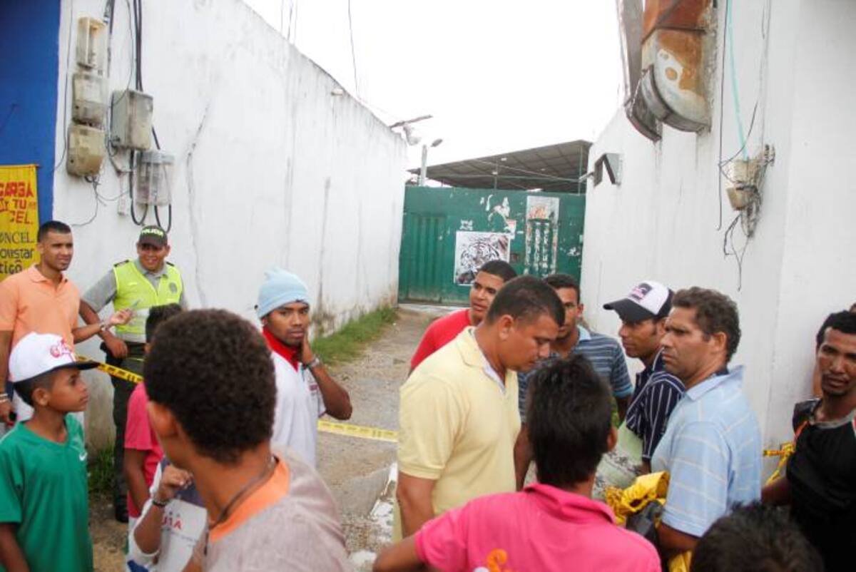 Los curiosos no salían de su asombro a las puertas del estadero.