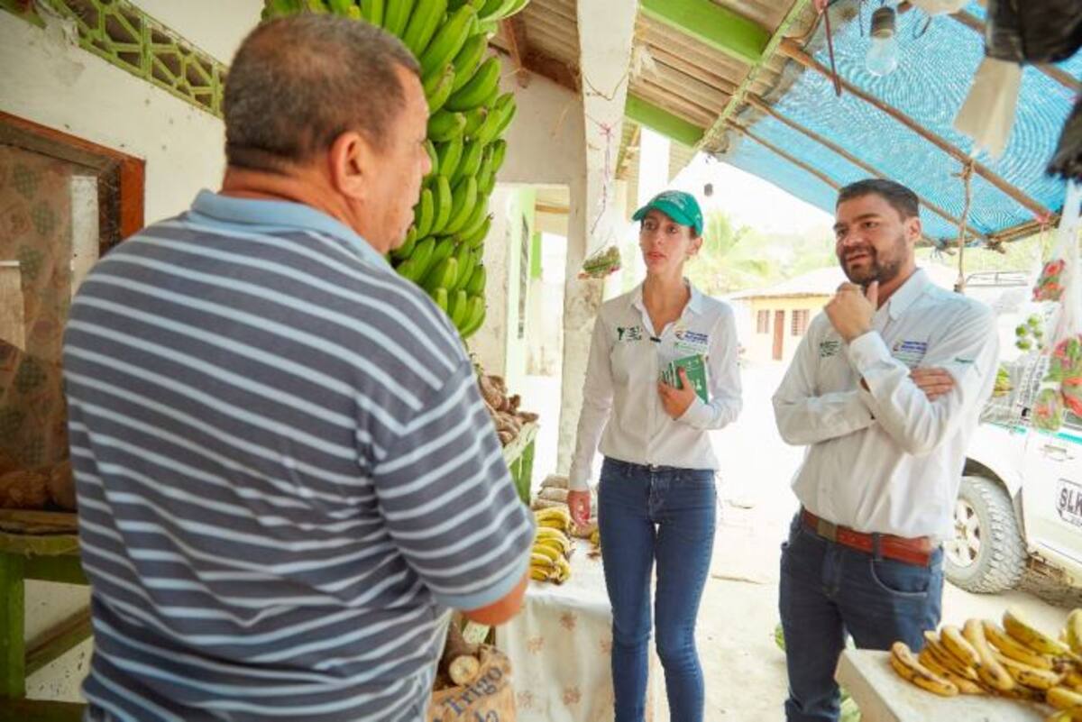 Funcionarios de la Agencia Nacional de Tierras dialogan con un habitante de Ovejas. Cortesia