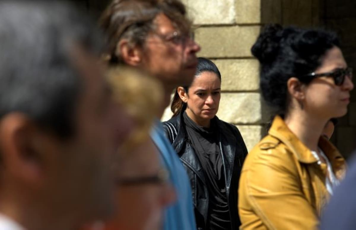 A unos pocos metros, en los bancos frente al edificio, familiares y amigos de 13 personas esperan desde hace horas noticias de sus allegados. AFP MIGUEL RIOPA