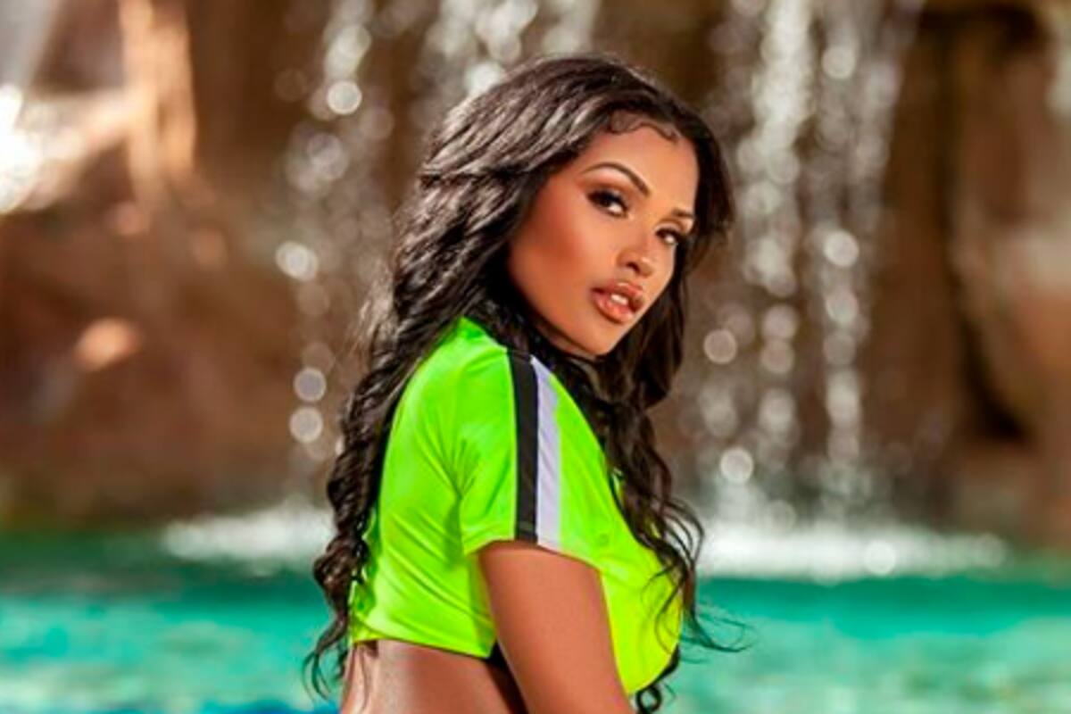 La modelo Playboy que casi bajan de un avión por lucir vestido escotado
