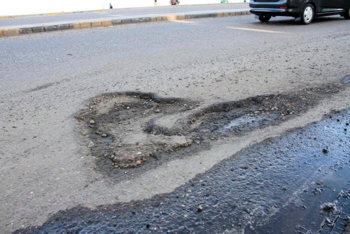 Los huecos están distribuidos en toda la avenida. //Foto: Julio Castaño Beltrán.