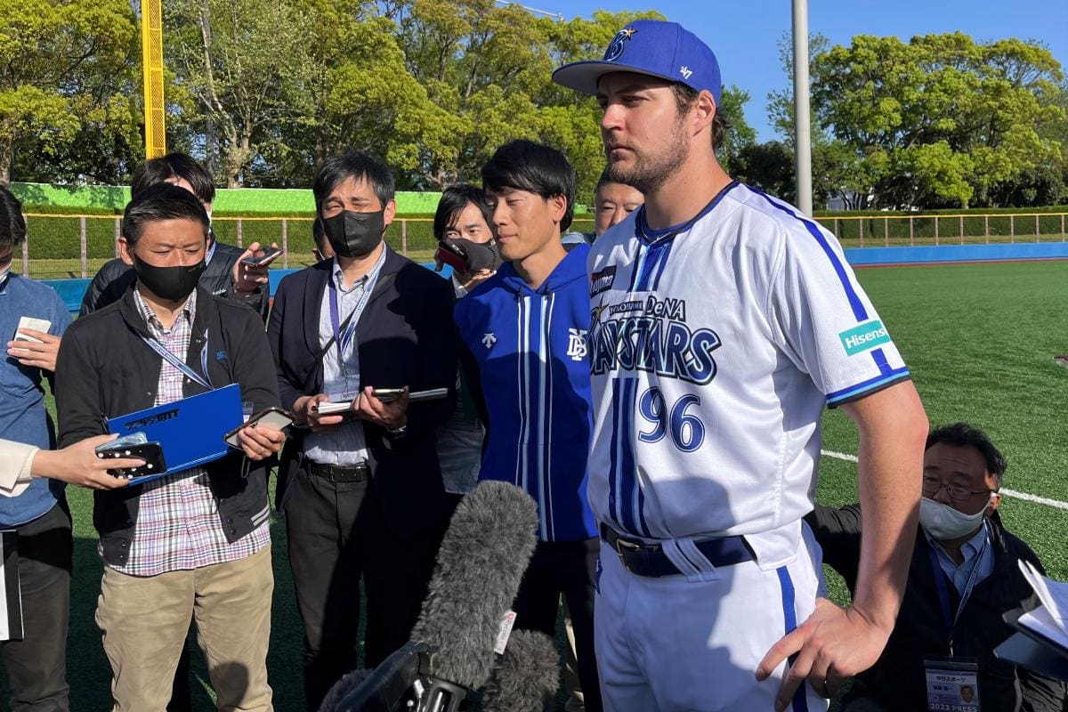 Trevor Bauer, descartado en MLB, debuta en Japón