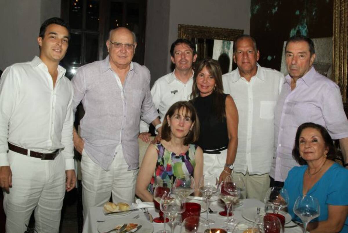 De pie: Mathieu Seigle, Humberto Rodríguez; el manager del restaurante 1621, Christophe Tessier; Otto Rodríguez, Ivon Borret, Iván Rodríguez y Fuad Char; sentados: María Mercedes de Char y Socorro de Rodríguez.