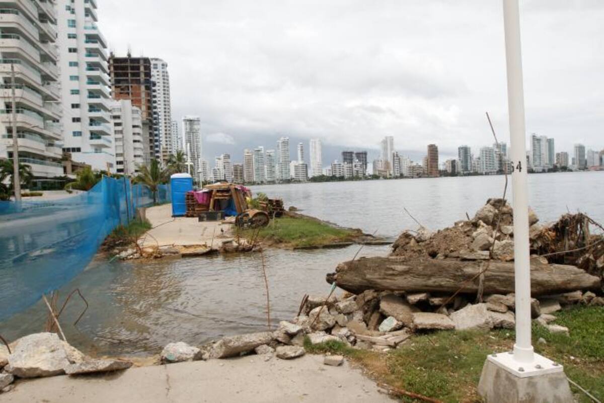 Mientras se aprueban los diseños de los puentes, se adelantan trabajos de enrocado para paliar las inundaciones por agua marina en la Avenida Chile, paralela al Paseo de Bocagrande. AROLDO MESTRE - GENTE BAHÍA - EL UNIVERSAL