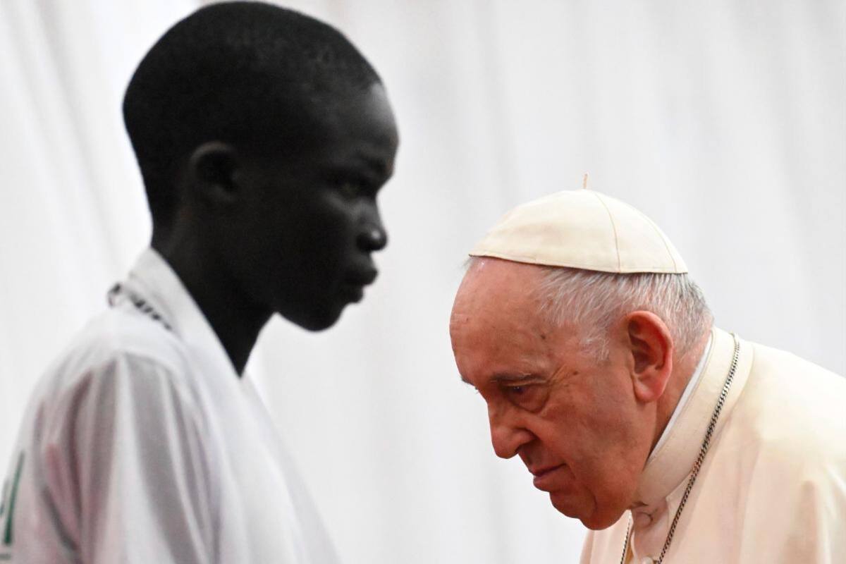 Foto: El niño que dio una limosna al Papa en el país más pobre del mundo