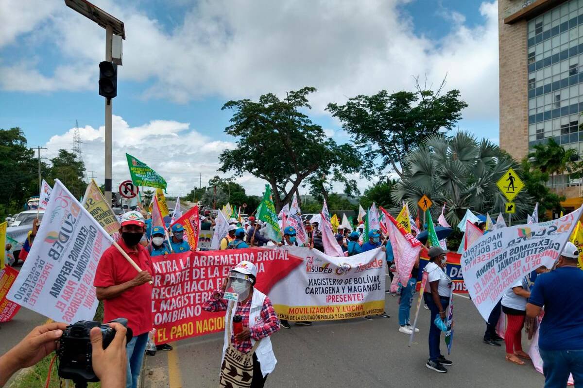 Docentes de Bolívar bloquean la Troncal de Occidente
