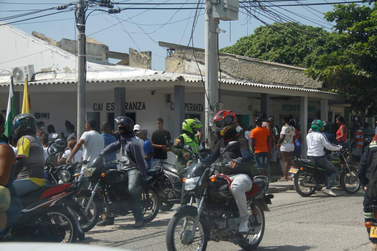 La Policía desplegó un intenso operativo en La Esperanza y barrios aledaños en busca de los responsables del atentado, ocurrido en la mañana de ayer.